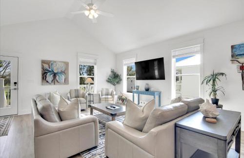 Pass Christian House | Stylish Family Stay 3BR3BA Balcony BBQ
