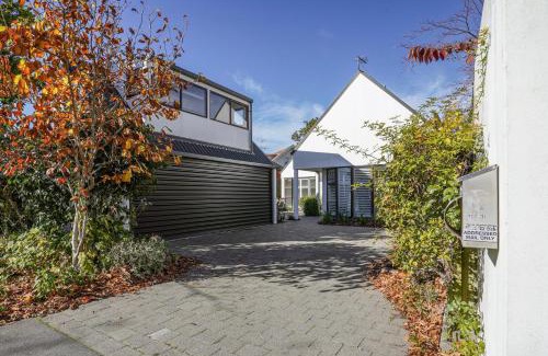 Fendalton House | Stylish Fendalton Townhouse - Prime Location
