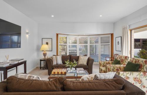 Fendalton House | Stylish Fendalton Townhouse - Prime Location