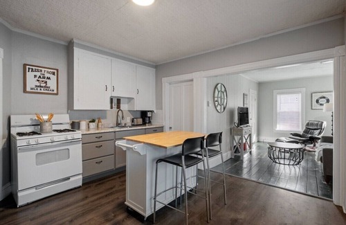 Rimmon Heights Apartment | Stylish First Floor Apartment w/Private Front Porch