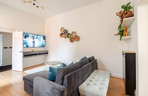 Swindon Apartment | Stylish flat in central location with free parking
