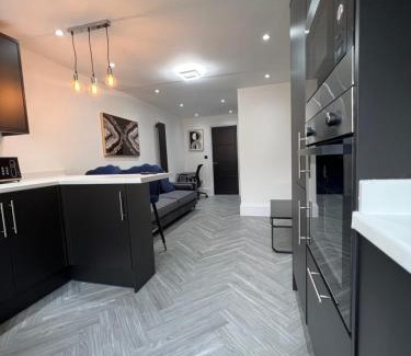 Squirrel's Heath Apartment | Stylish Flat in London