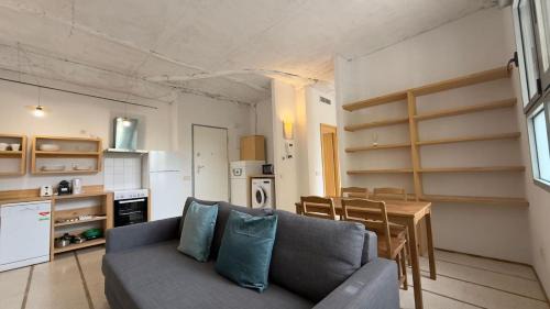 Pueblo Nuevo Apartment | Stylish flat with natural light for 4 pax - LR1