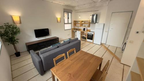 Pueblo Nuevo Apartment | Stylish flat with natural light for 4 pax - LR1