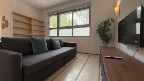 Pueblo Nuevo Apartment | Stylish flat with natural light for 4 pax - LR1