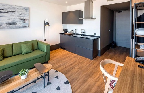 Oisterwijk Hotel | Stylish Forest-Edge Home — Convenient Trail Access, Kitchenette, & Free Parking