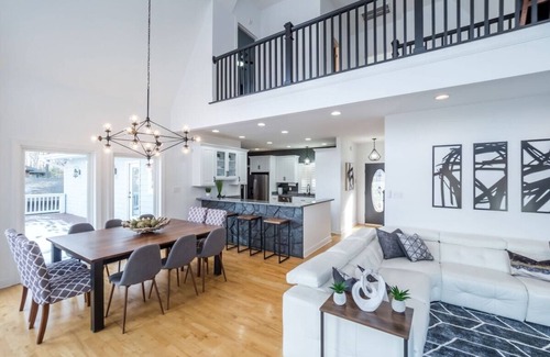 Littleton House | Stylish & Fresh Gaston Lakefront Retreat – Water Trampoline, Hot Tub, Family Fun