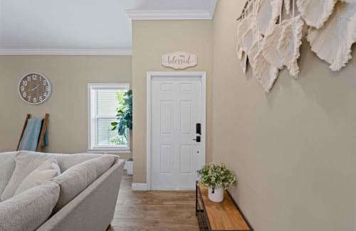Port Charlotte House | Stylish Fun & Comfy - Mins to Beaches - Backyard