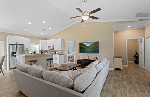 Port Charlotte House | Stylish Fun & Comfy - Mins to Beaches - Backyard