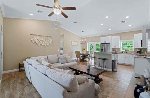 Port Charlotte House | Stylish Fun & Comfy - Mins to Beaches - Backyard