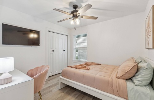Las Colinas House | Stylish & Fun Renovated House Sleeps 16