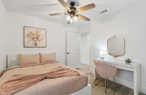 Las Colinas House | Stylish & Fun Renovated House Sleeps 16