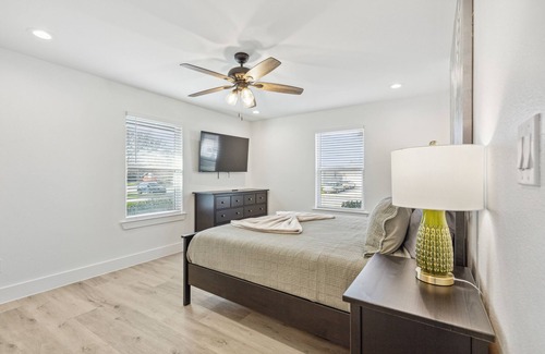 Las Colinas House | Stylish & Fun Renovated House Sleeps 16