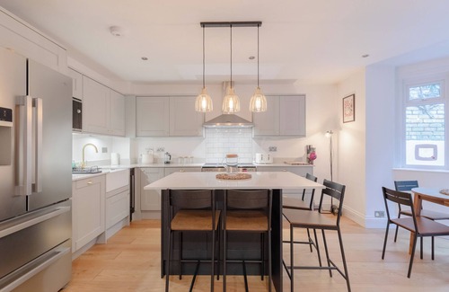 Hillside Apartment | Stylish Garden Home 2 BDR Wimbledon
