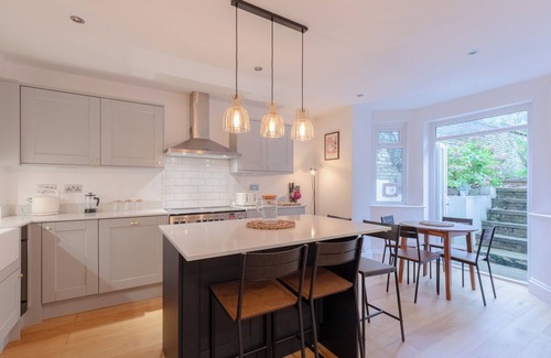 Hillside Apartment | Stylish Garden Home 2 BDR Wimbledon