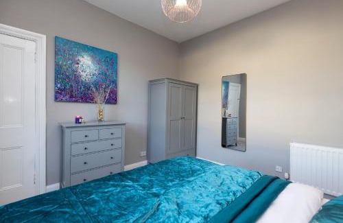 Peebles Apartment | Stylish George Street Apartment