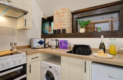 Ufford Apartment | Stylish Getaway - Free Parking, Short Drive to Stamford