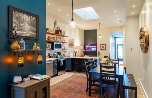 Downtown Chattanooga Apartment | Stylish Getaway: Full Kitchen, Spa, Sleeps 6, Rooftop