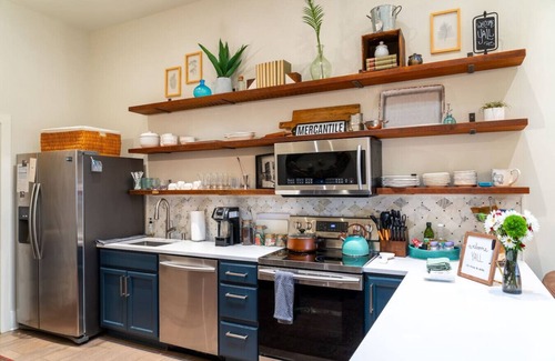 Downtown Chattanooga Apartment | Stylish Getaway: Full Kitchen, Spa, Sleeps 6, Rooftop