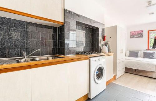 Askew Apartment | Stylish Ground Floor Garden Flat nr Central London