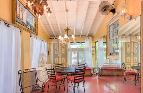 Old Northwood Historic District Apartment | Stylish heritage studio with hot tub, central AC, & washer/dryer