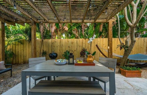 Southside Villa | Stylish Historic Spanish Retreat Close to Beach!