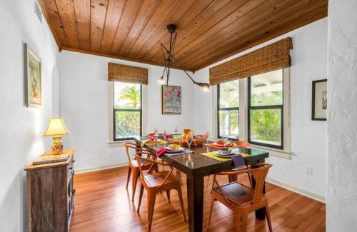 Southside Villa | Stylish Historic Spanish Retreat Close to Beach!