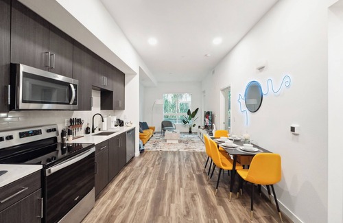 Los Angeles Apartment | Stylish Hollywood 1BD | Walk to Attractions & Nightlife |Pool, Gym, Free Parking
