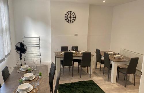 Bootle House | Stylish Home - Close to City Centre, Anfield Stadium - Free Parking