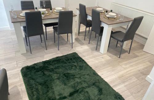 Bootle House | Stylish Home - Close to City Centre, Anfield Stadium - Free Parking