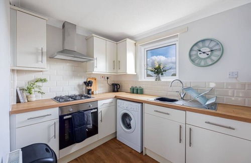 Knowle Sands Apartment | Stylish Home Excellent Location Free Parking Fast WiFI Smart TVs