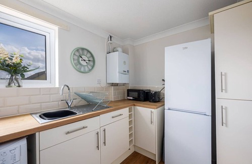Knowle Sands Apartment | Stylish Home Excellent Location Free Parking Fast WiFI Smart TVs