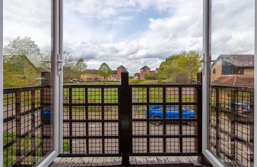 Knowle Sands Apartment | Stylish Home Excellent Location Free Parking Fast WiFI Smart TVs