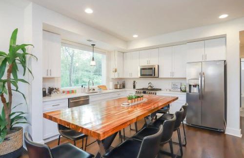 Historic Waverly House | Stylish Home for 12 8th Ave South 6 Beds