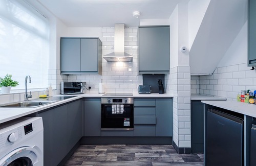 Droylsden House | Stylish Home in Manchester | | Ideal for Business & Groups - Sleeps 8!