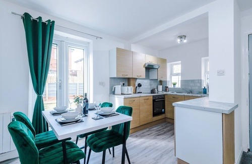 Clayton House | Stylish Home in Manchester | 53 Degrees Property | Ideal for Business | Sleeps 7