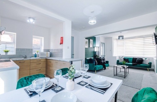 Clayton House | Stylish Home in Manchester | 53 Degrees Property | Ideal for Business | Sleeps 7