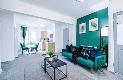 Clayton House | Stylish Home in Manchester | 53 Degrees Property | Ideal for Business | Sleeps 7