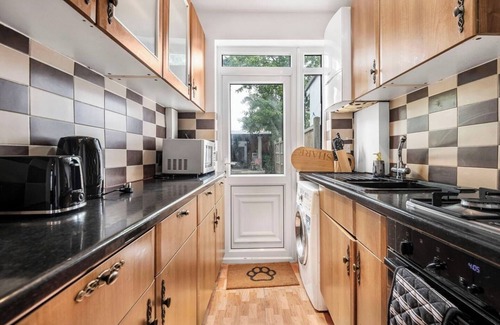 New Malden Apartment | Stylish Home in New Malden: Comfort and Tranquility