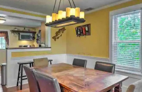 Mayville House | Stylish Home Near CHQ Institution & Lake Side Park-Back Yard for Entertaining