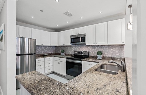 Tierra Verde Condo | Stylish Home w/View | Near Beach & Dining