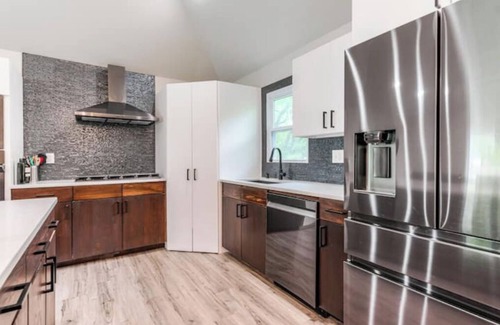 Mission House | Stylish Home with 2-Car Garage, Home Office 1 Gig WiFi, Dog Friendlynn