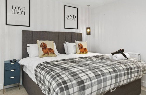 Milton Keynes House | Stylish House with Pool Table, Fast Wifi, Smart TVs w/ Netflix by Yoko Property