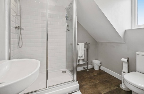 Milton Keynes House | Stylish House with Pool Table, Fast Wifi, Smart TVs w/ Netflix by Yoko Property