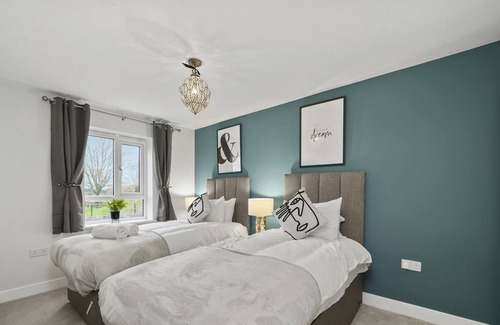 Milton Keynes House | Stylish House with Pool Table, Fast Wifi, Smart TVs w/ Netflix by Yoko Property