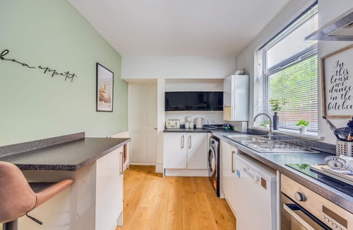 Northampton House | Stylish House with Pool Table, Free Parking, Fast WiFi and Smart TVs by Yoko Property
