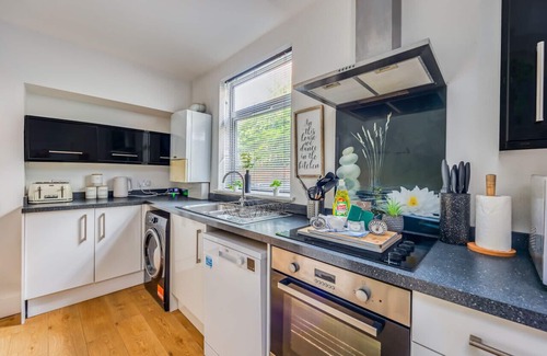 Northampton House | Stylish House with Pool Table, Free Parking, Fast WiFi and Smart TVs by Yoko Property