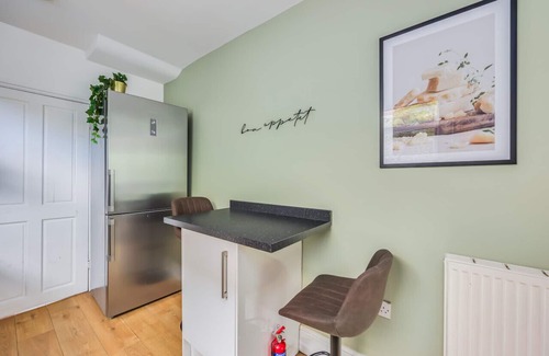 Northampton House | Stylish House with Pool Table, Free Parking, Fast WiFi and Smart TVs by Yoko Property