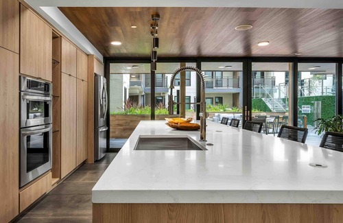 Verdugo Woodlands Apartment | Stylish K-Town Luxury: 2Qbeds, Golf, Pool