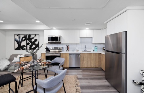 Verdugo Woodlands Apartment | Stylish K-Town Luxury: 2Qbeds, Golf, Pool